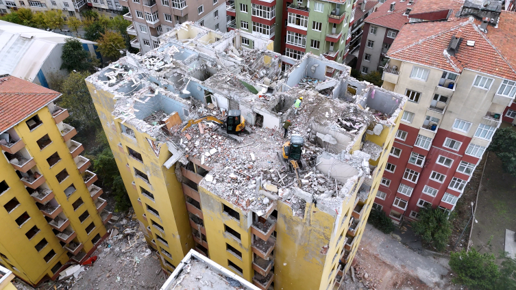 8 blokluk Doğuş Sitesi "yarısı bizden" desteğiyle baştan inşa ediliyor